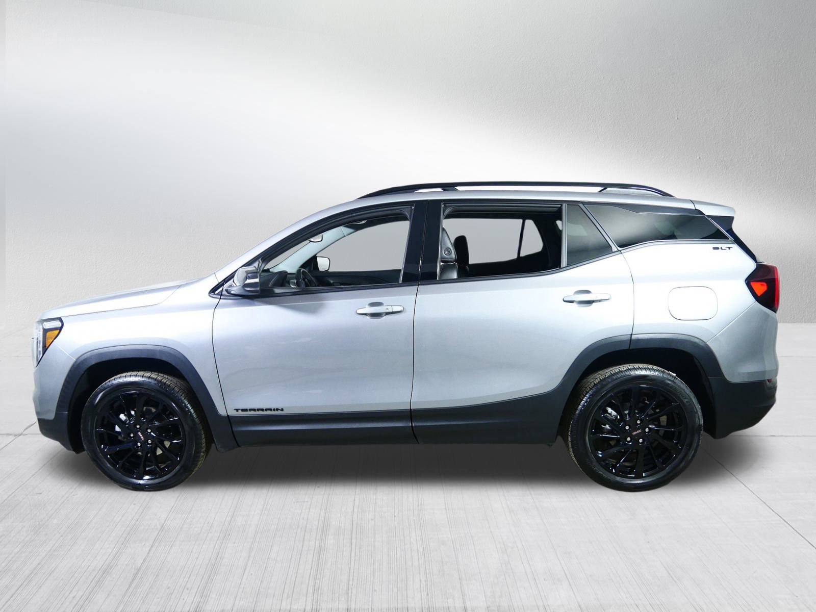Used 2023 GMC Terrain SLT w/ Elevation Edition image 4