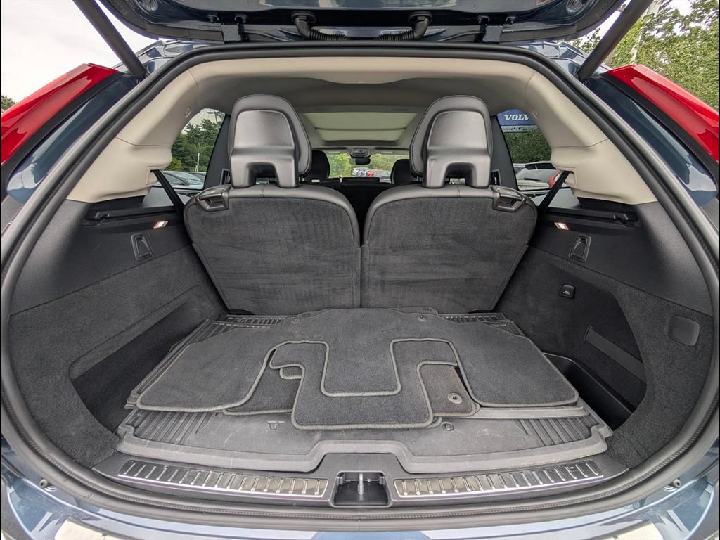 Certified 2025 Volvo XC90 B5 Core w/ Protection Package Premier AWD/4WD image 9