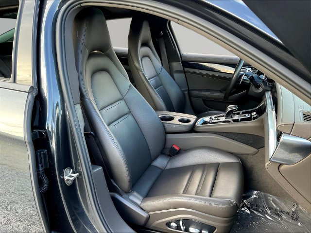 Used 2021 Porsche Panamera RWD image 30