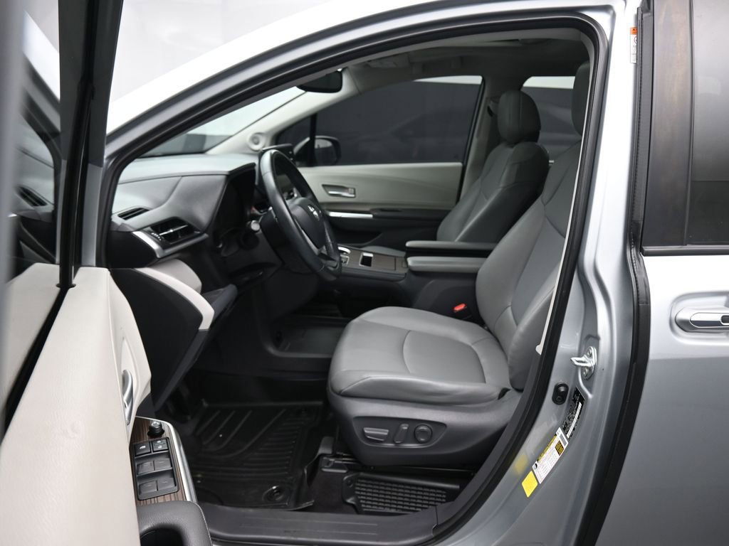 Used 2021 Toyota Sienna XLE w/ XLE Plus Package image 11