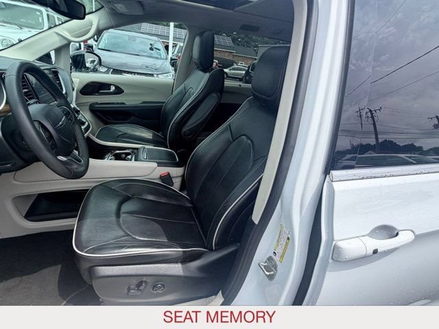 Certified 2024 Chrysler Pacifica Limited FWD image 10