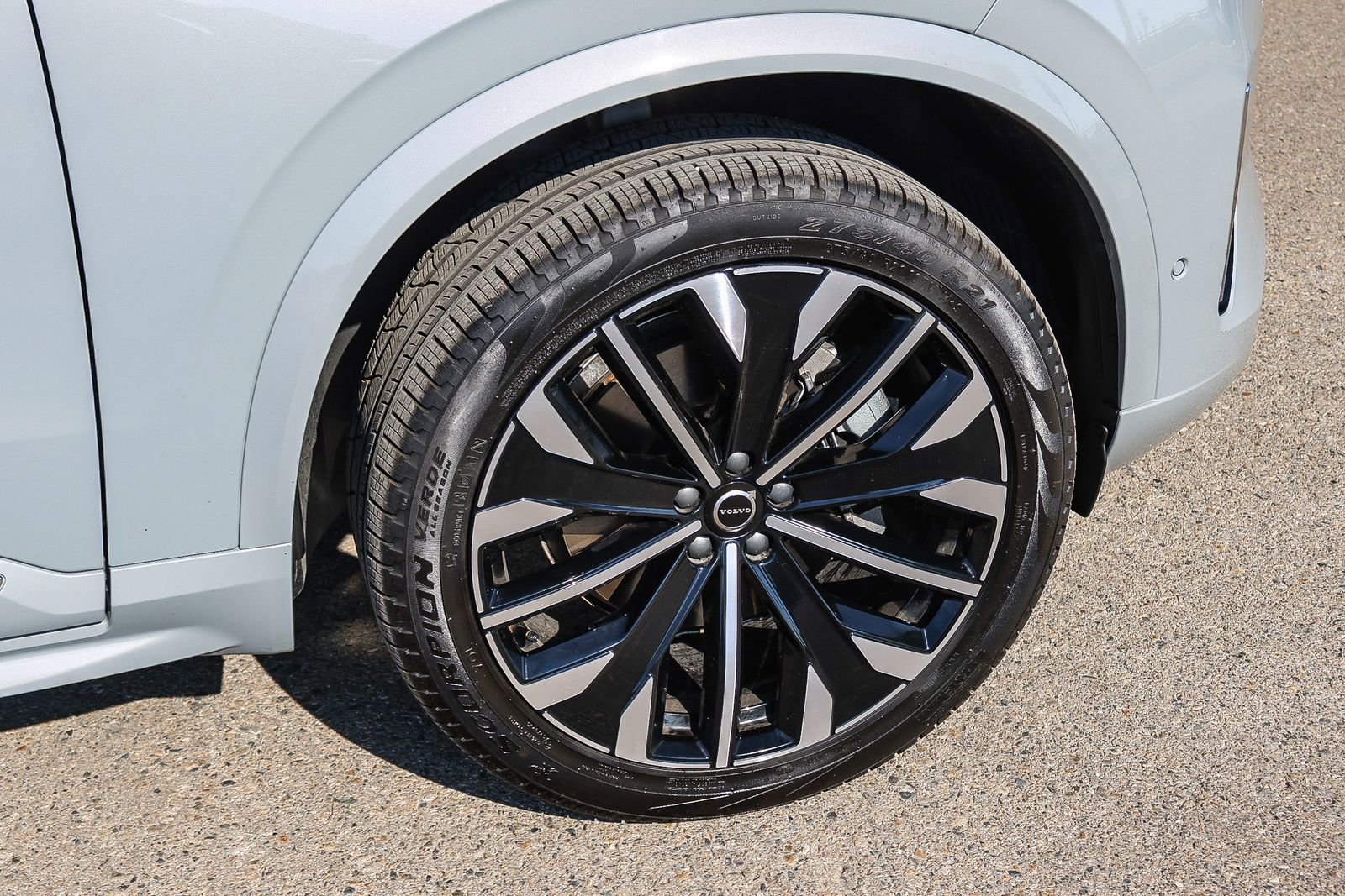 Used 2025 Volvo XC90 B6 Plus w/ Protection Package Premier image 15