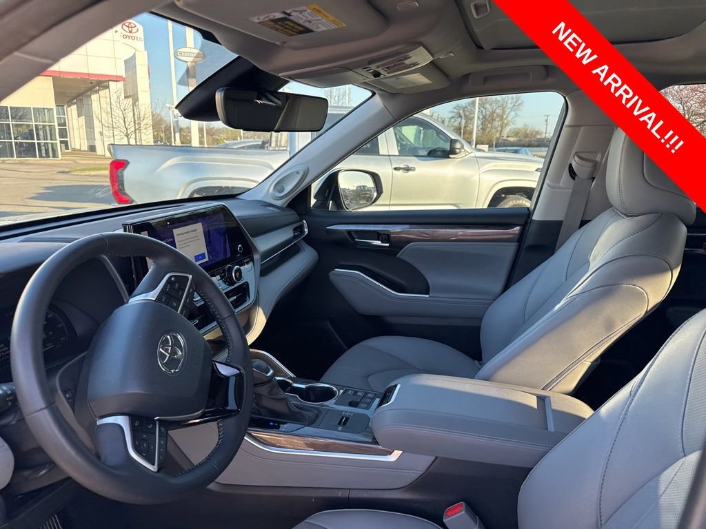Used 2024 Toyota Highlander Limited image 7