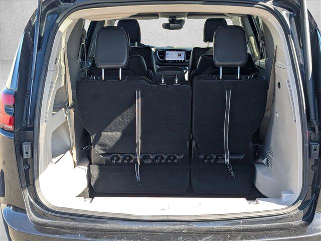 Used 2023 Chrysler Pacifica Touring-L image 6