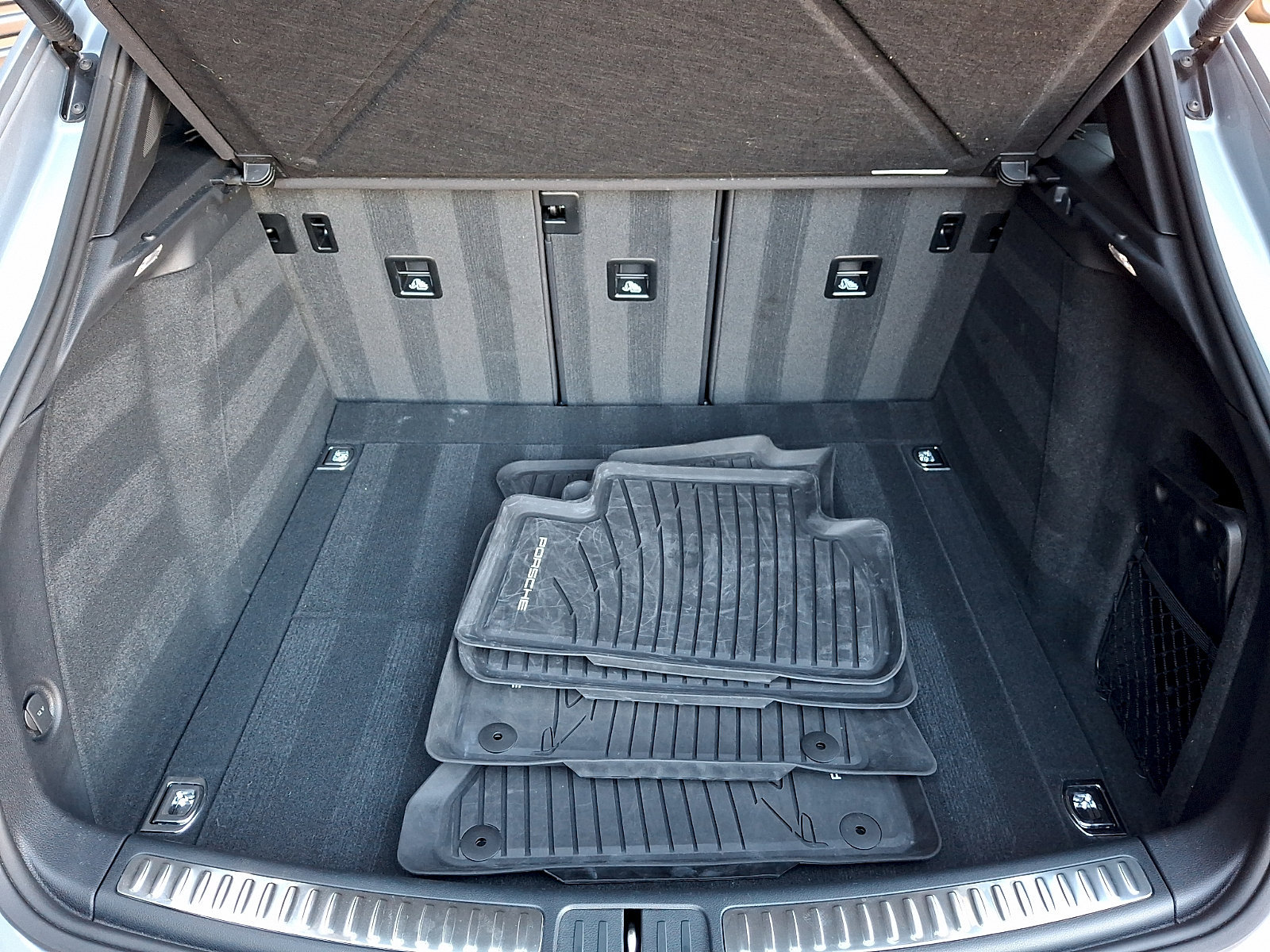 Certified 2025 Porsche Macan AWD/4WD image 31