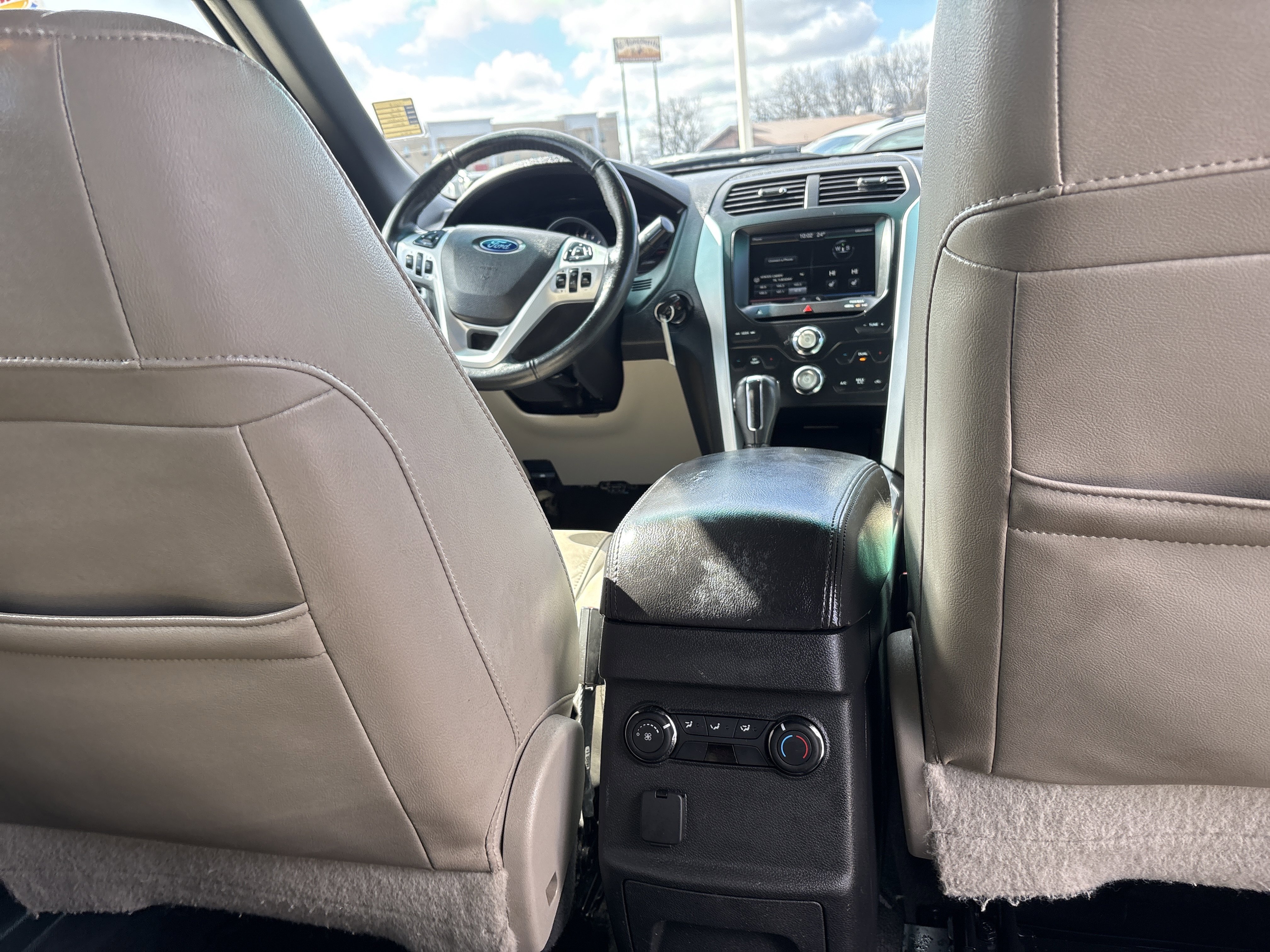 Used 2015 Ford Explorer XLT w/ Equipment Group 202A FWD image 9