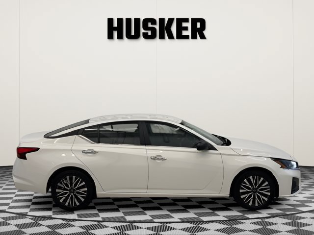 Used 2025 Nissan Altima 2.5 SV FWD image 2