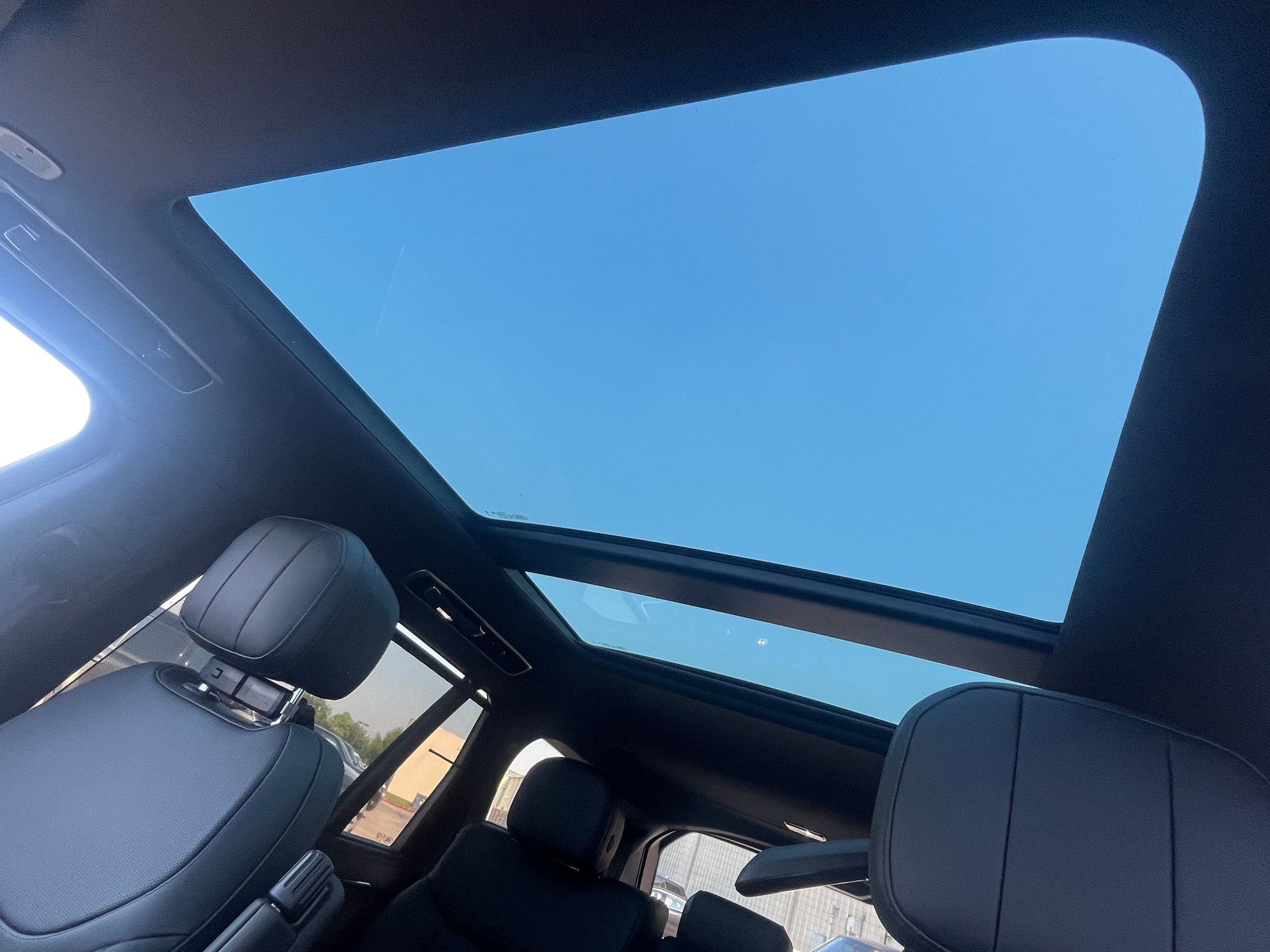 New 2025 Land Rover Range Rover Long Wheelbase SE image 14