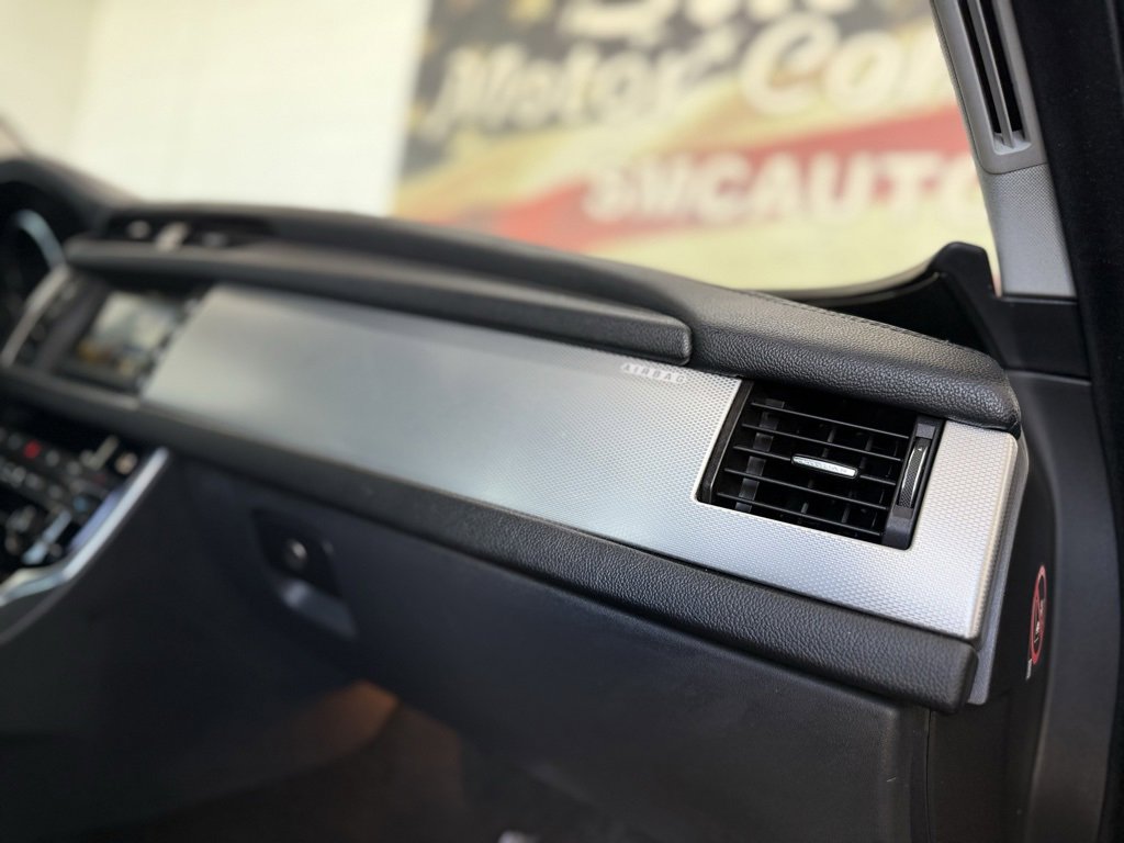 Used 2017 Jaguar XF Premium image 19