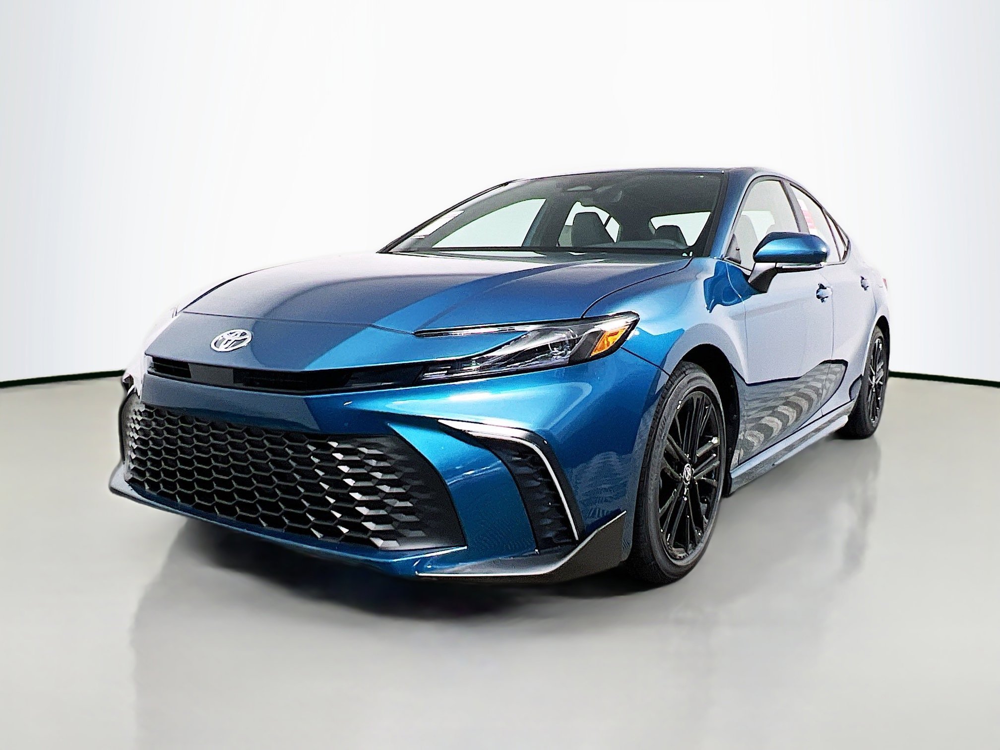 Used 2025 Toyota Camry SE w/ Convenience Package image 10