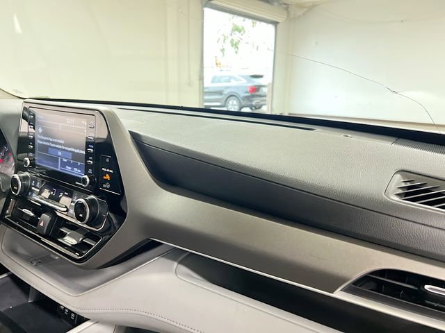 Used 2020 Toyota Highlander L FWD image 29