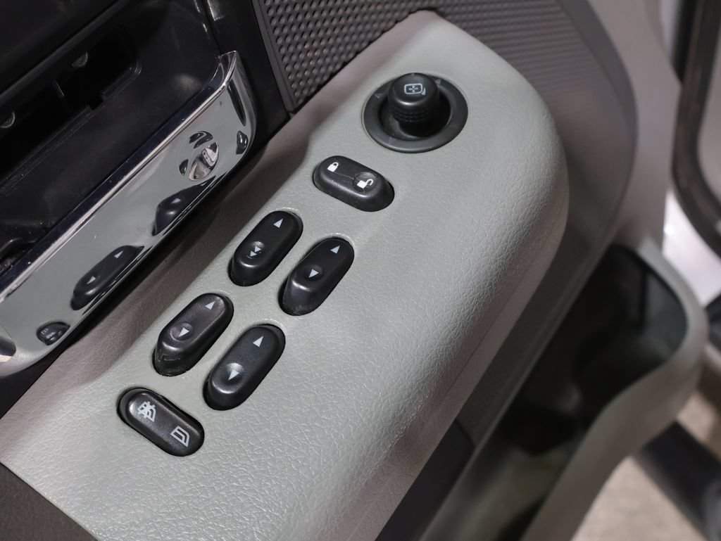 Used 2005 Ford F150 XLT AWD/4WD image 14