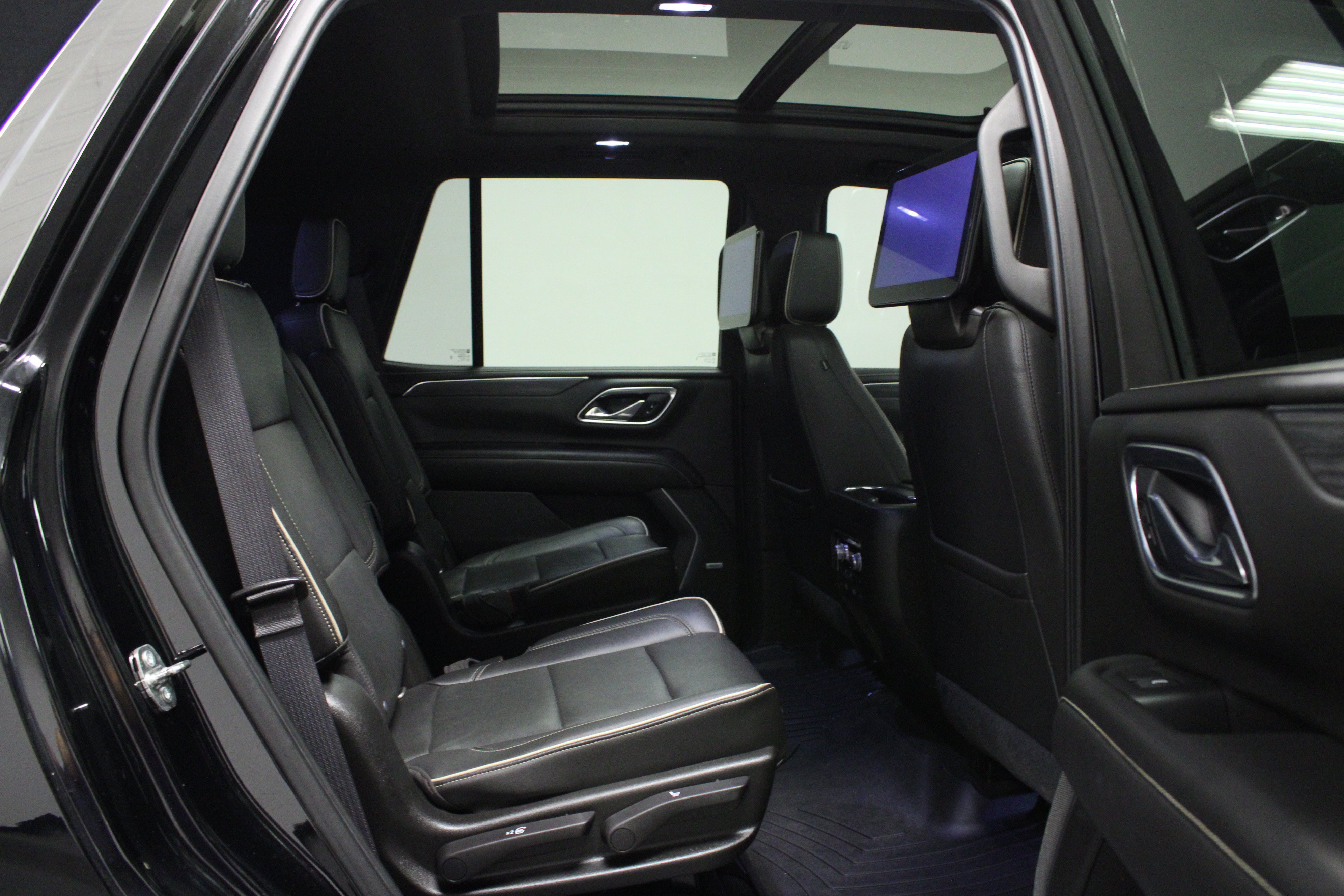Used 2021 GMC Yukon SLT w/ SLT Luxury Plus Package AWD/4WD image 17