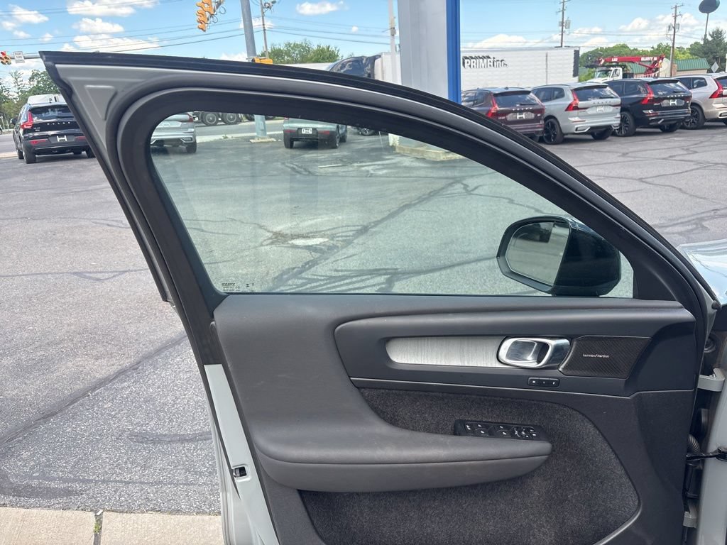 Certified 2024 Volvo XC40 B5 Ultimate w/ Protection Package Premier AWD/4WD image 11