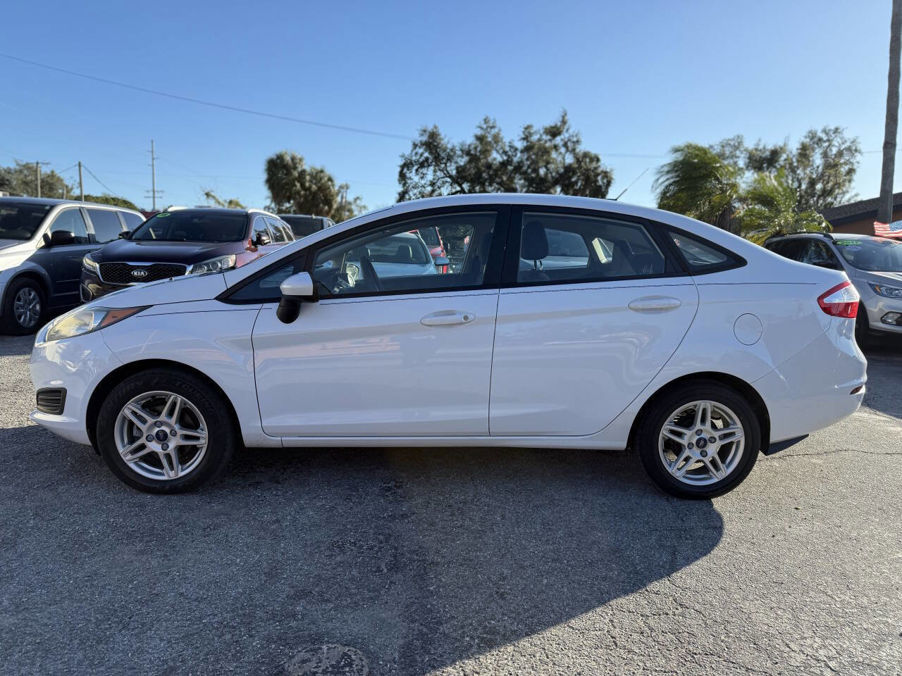 Used 2017 Ford Fiesta SE image 4