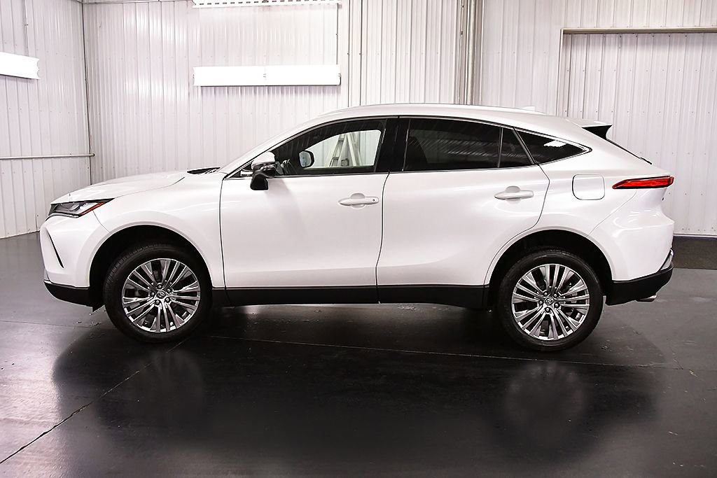 Used 2023 Toyota Venza XLE image 4