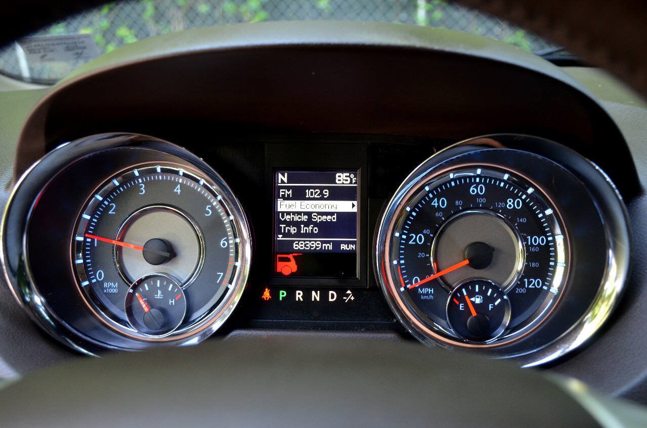 Used 2015 Chrysler Town & Country Touring-L w/ Driver Convenience Group FWD image 17