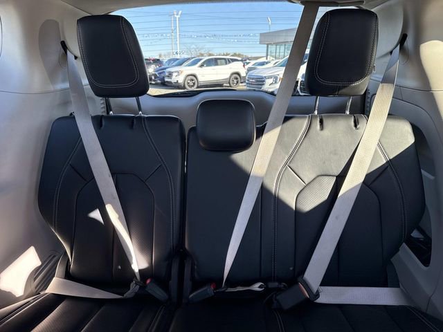 Used 2024 Chrysler Pacifica Touring-L image 16