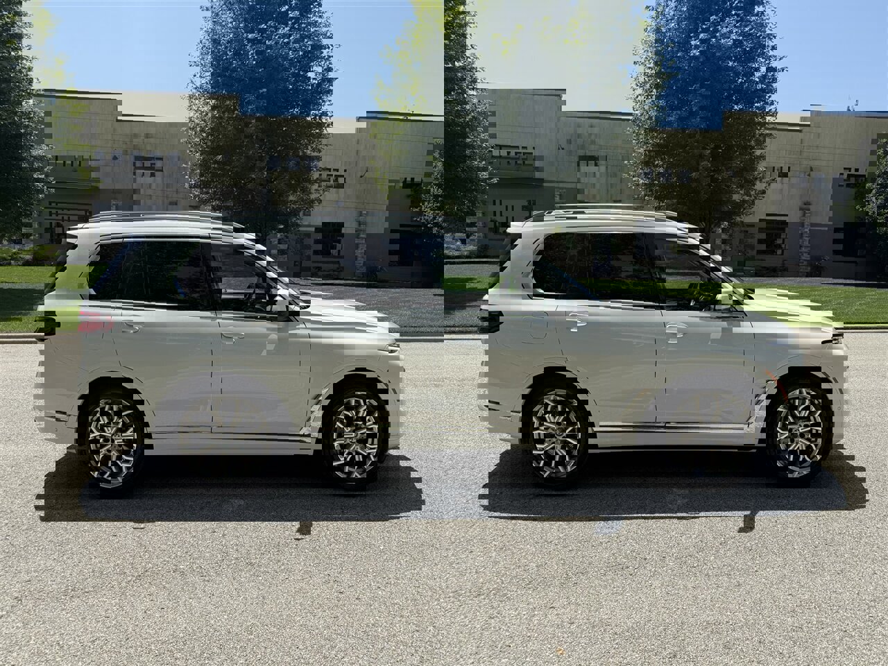 Used 2023 BMW X7 xDrive40i w/ Premium Package image 5