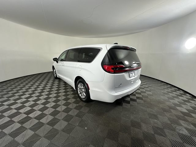 Used 2024 Chrysler Pacifica Touring-L FWD image 12