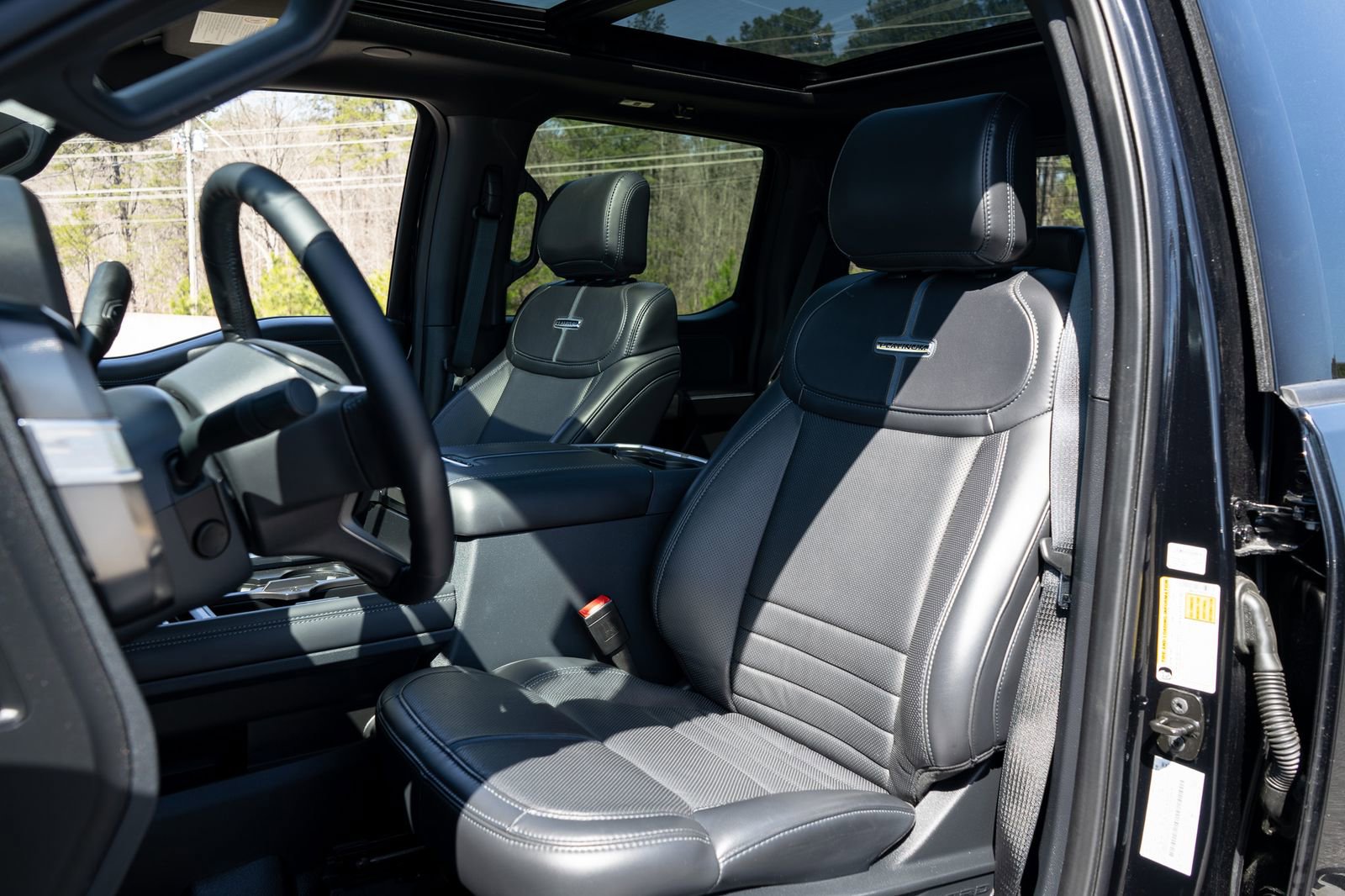 Used 2025 Ford F450 Platinum w/ FX4 Off-Road Package image 25