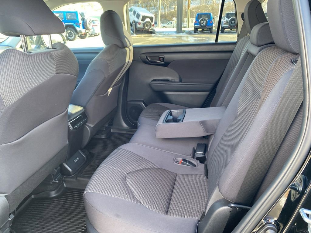 Used 2023 Toyota Highlander LE image 19