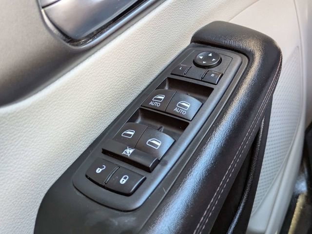 Used 2020 Chrysler Pacifica Touring-L w/ Tire & Wheel Group image 26