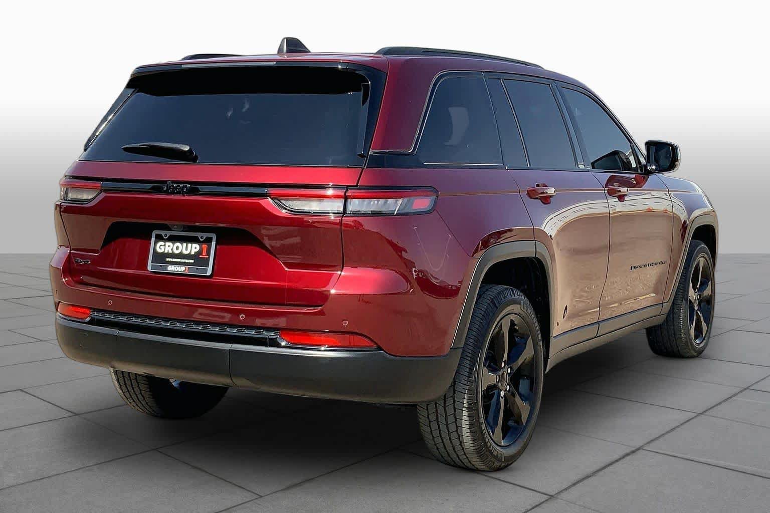 Used 2023 Jeep Grand Cherokee Altitude AWD/4WD image 13