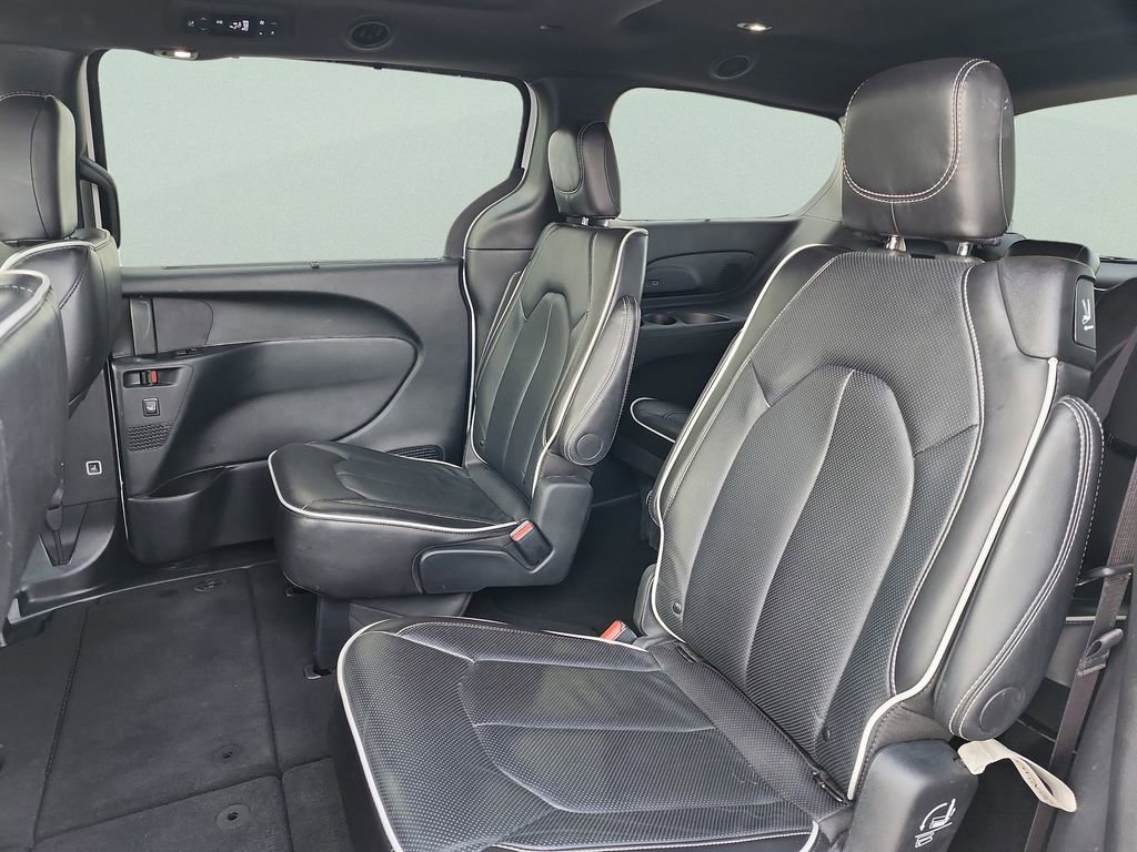 Used 2025 Chrysler Pacifica Limited FWD image 16