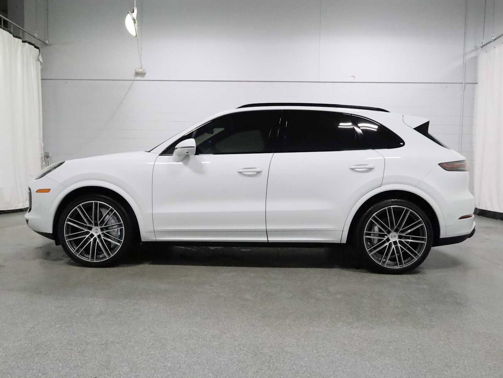 Used 2019 Porsche Cayenne Turbo AWD/4WD image 2