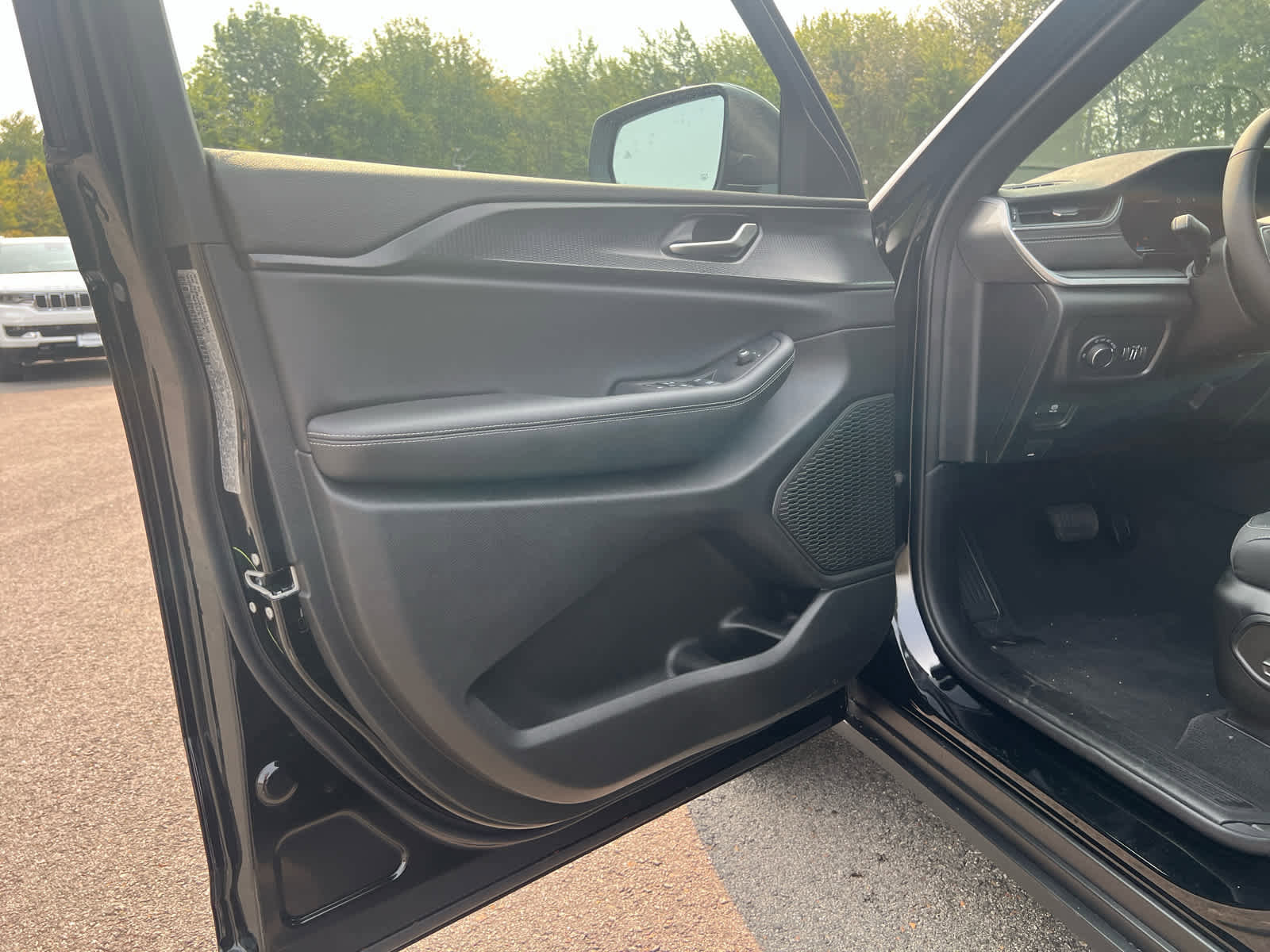 New 2025 Jeep Grand Cherokee Laredo w/ Luxury Tech Group I image 12