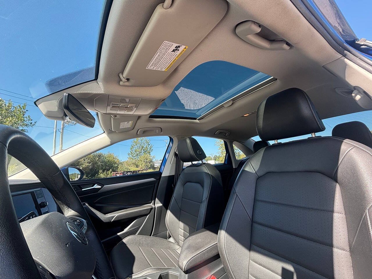 Used 2024 Volkswagen Jetta SE w/ Panoramic Sunroof Package FWD image 5