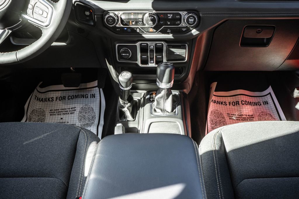 Used 2025 Jeep Wrangler Unlimited Sahara image 12