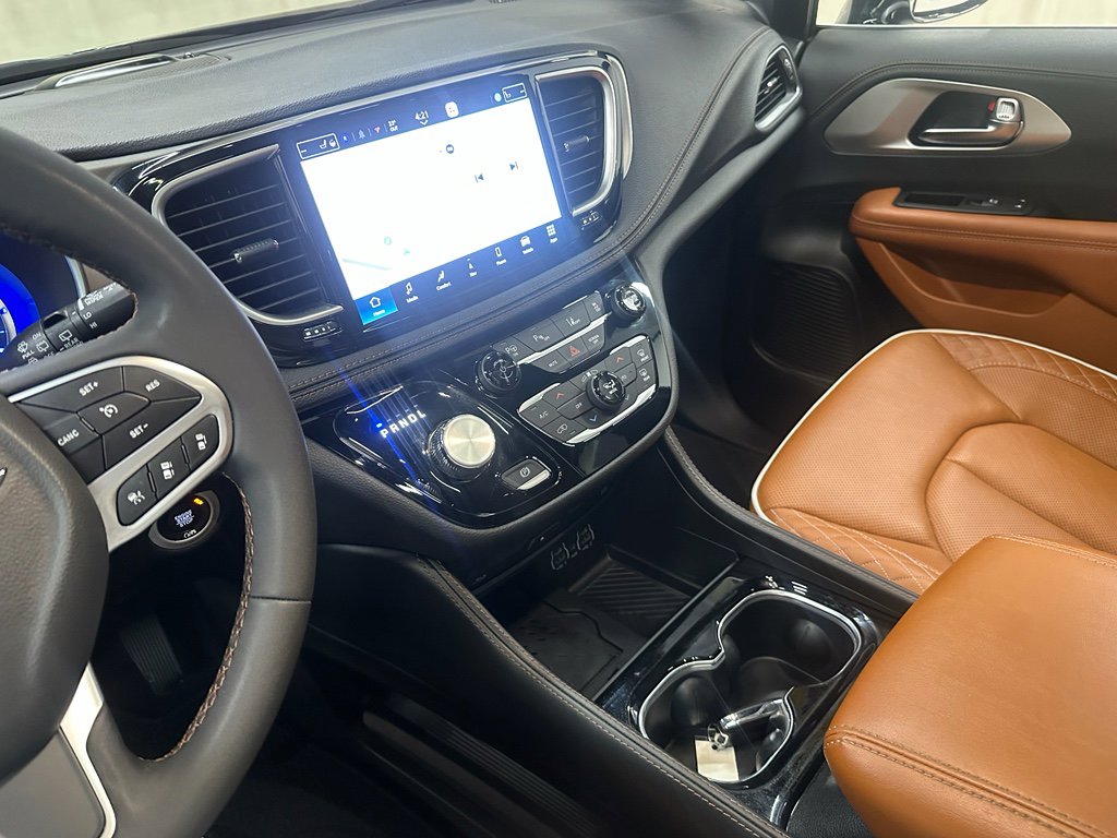 Used 2025 Chrysler Pacifica Pinnacle image 33