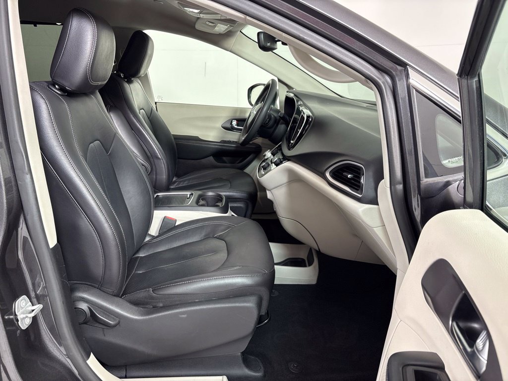 Used 2022 Chrysler Pacifica Touring-L FWD image 12