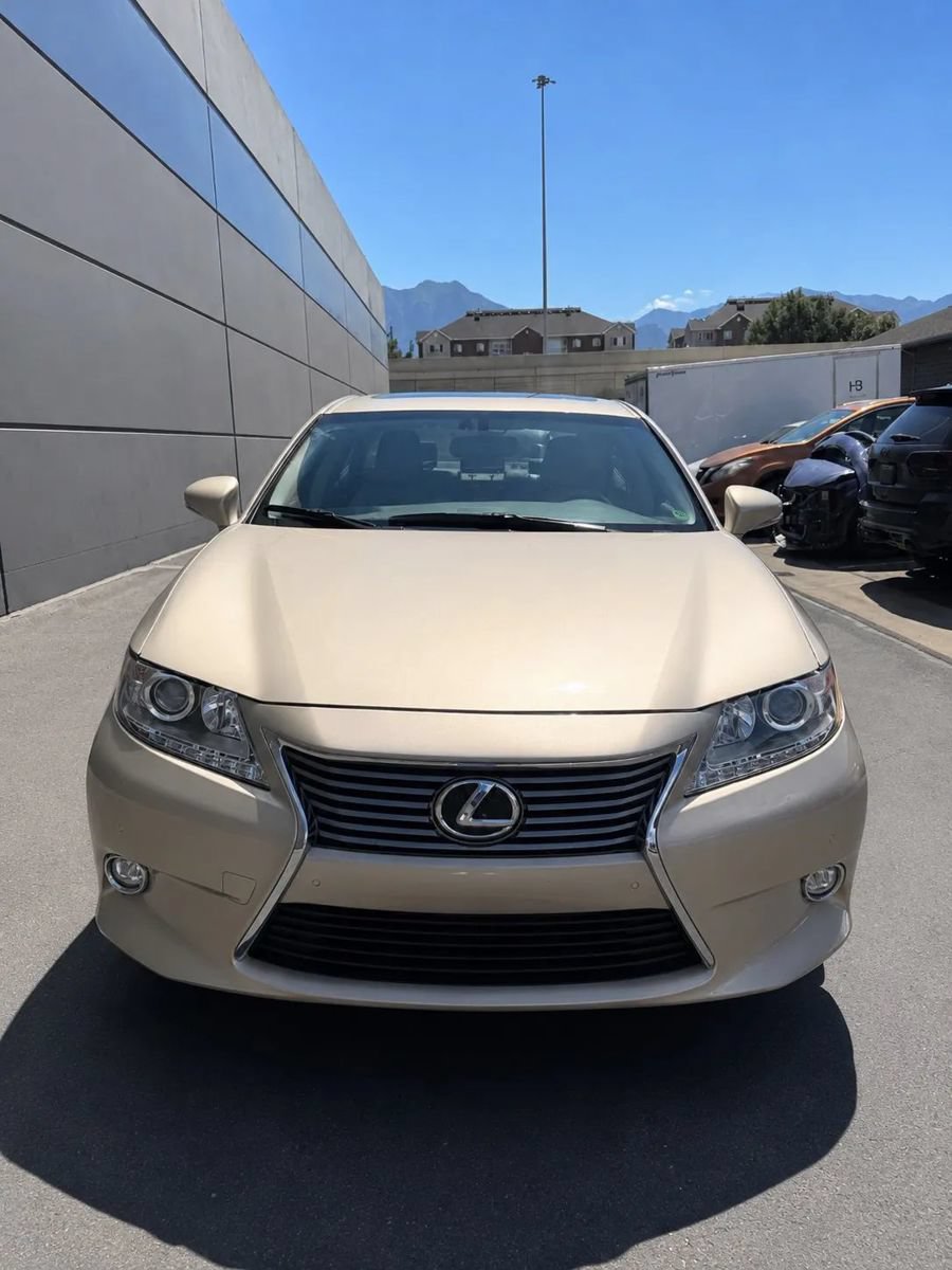 Used 2014 Lexus ES 350 w/ Luxury Package FWD image 2
