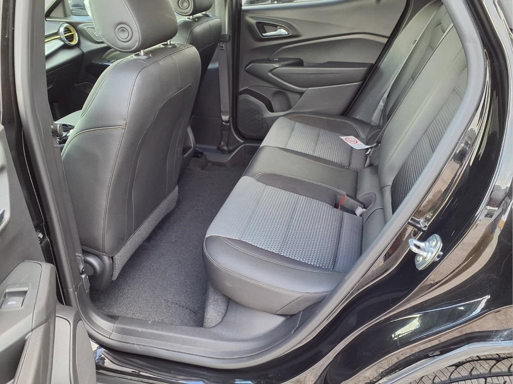 Used 2025 Chevrolet Trax LT FWD image 22