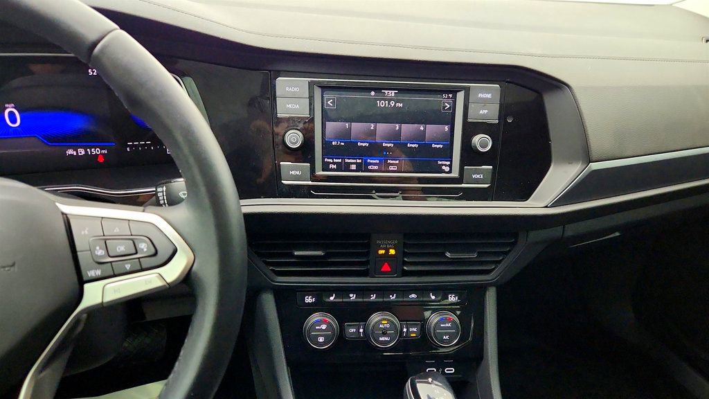 Used 2023 Volkswagen Jetta SE w/ Panoramic Sunroof Package image 17