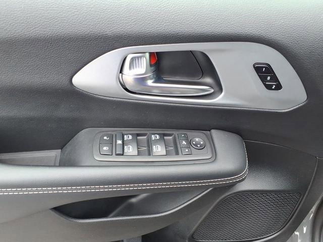 Used 2025 Chrysler Pacifica Limited FWD image 11