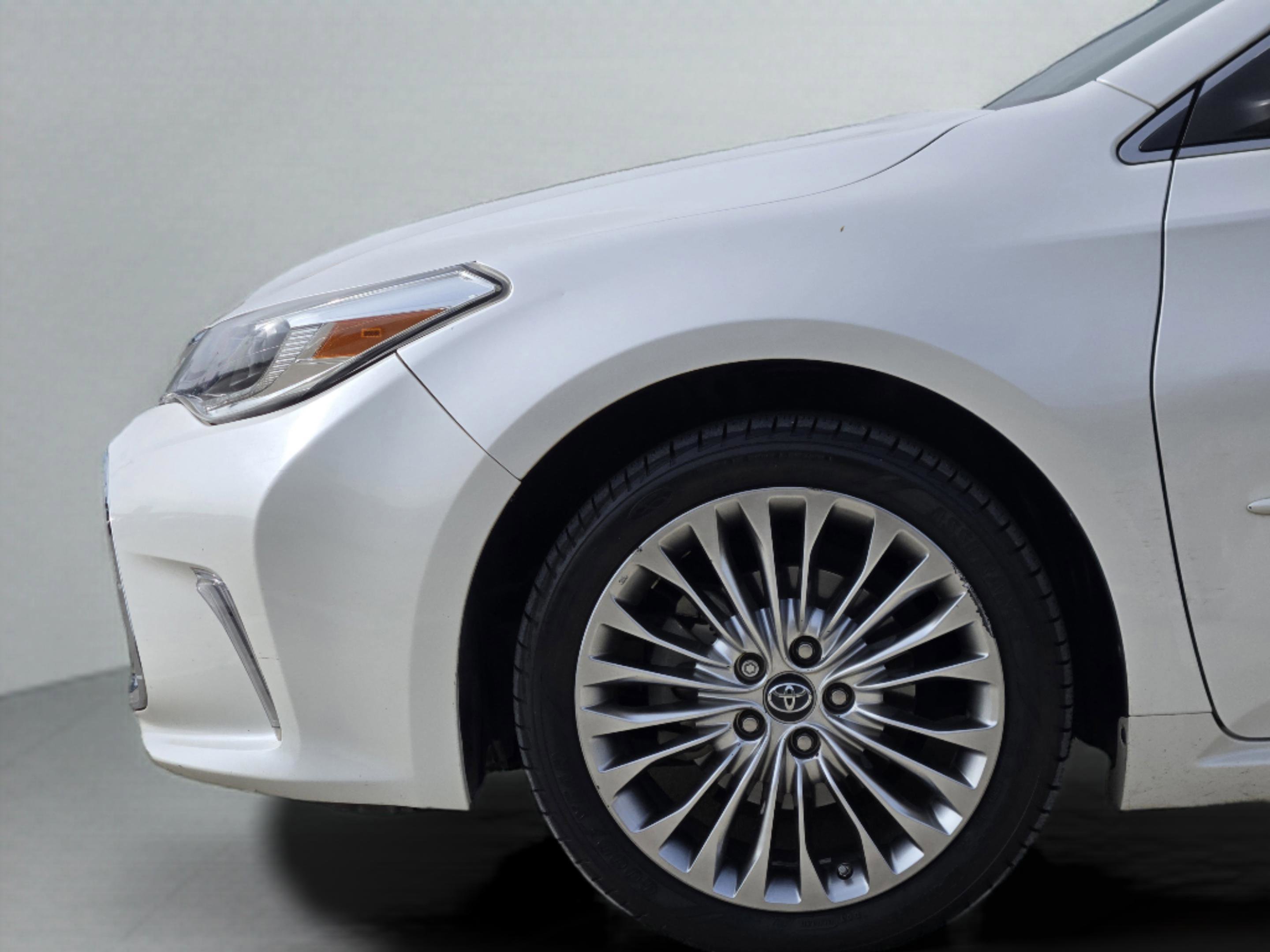 Used 2018 Toyota Avalon Limited FWD image 29