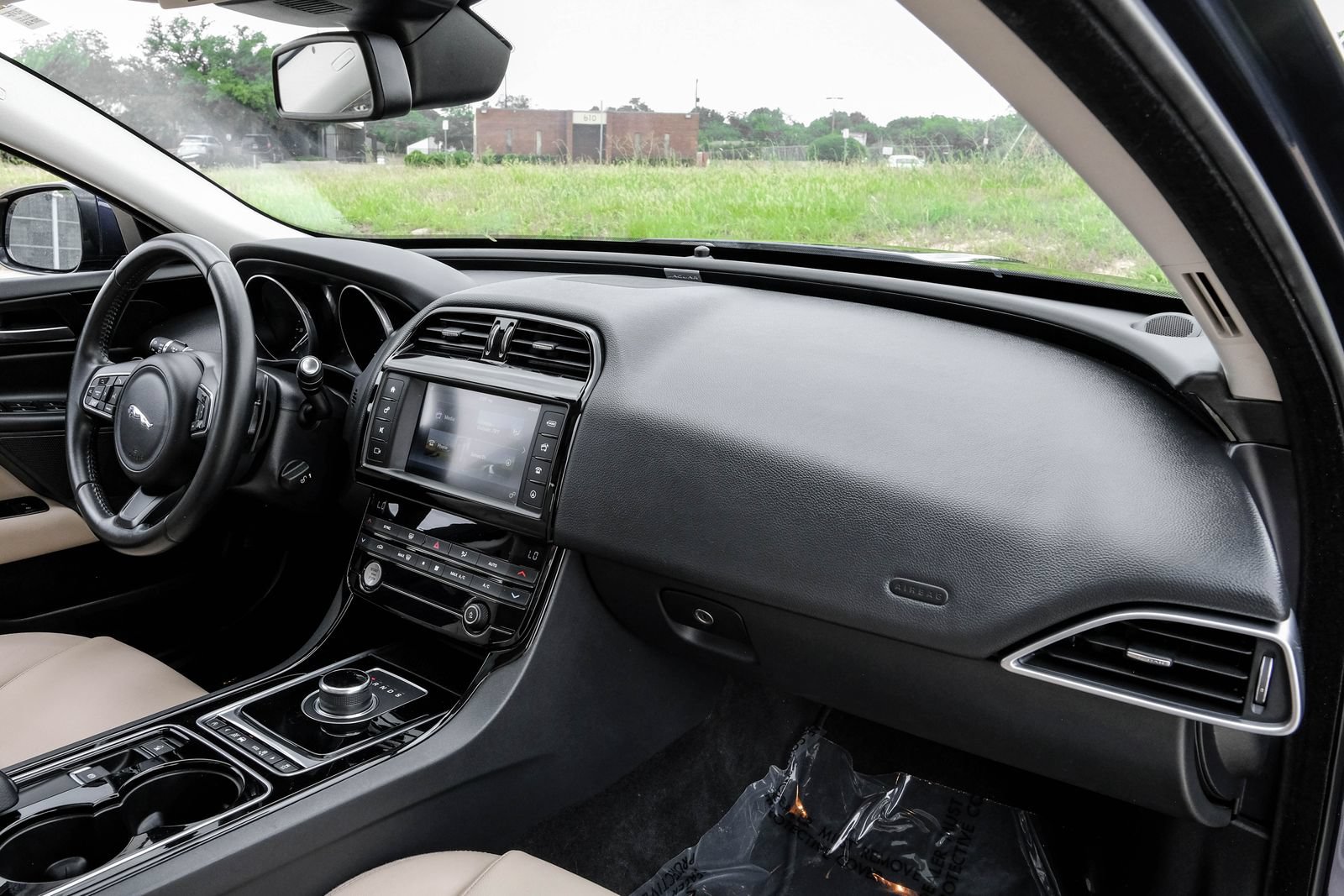 Used 2017 Jaguar XE RWD image 11