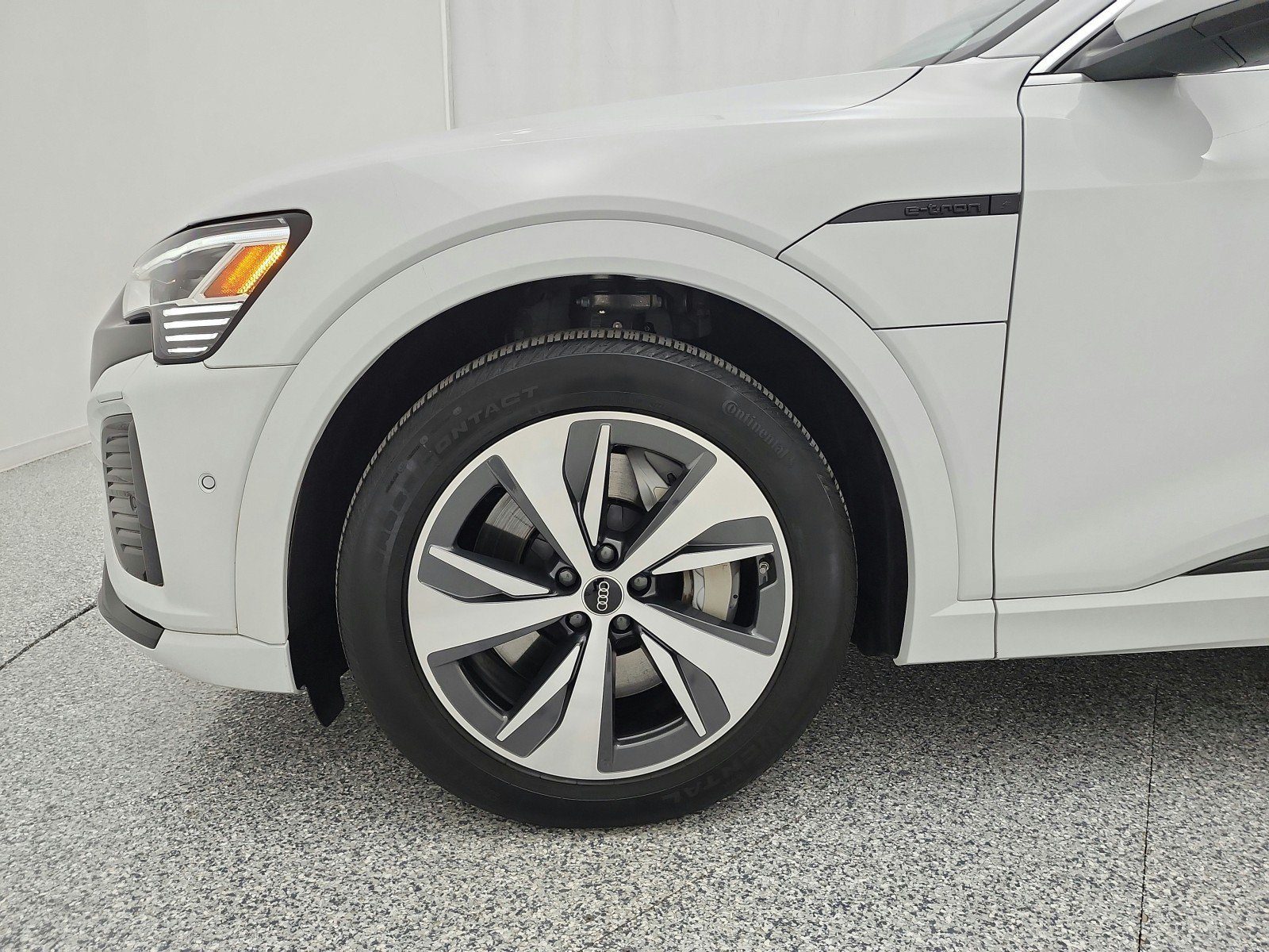Used 2024 Audi Q8 e-tron Premium Plus w/ Premium Plus Package AWD/4WD image 17