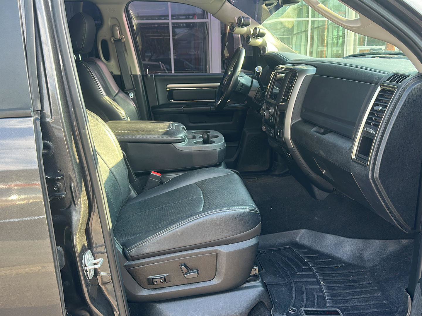 Used 2018 RAM 3500 Laramie w/ Sport Appearance Group AWD/4WD image 8