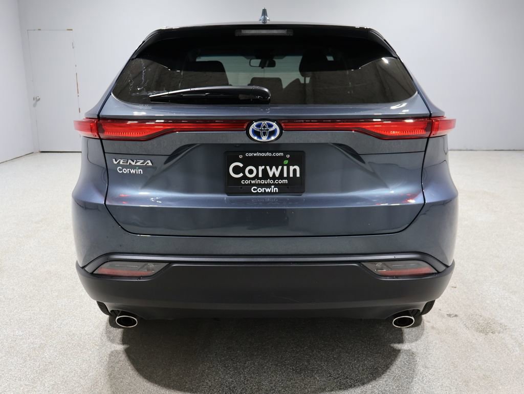 Used 2024 Toyota Venza LE video 3