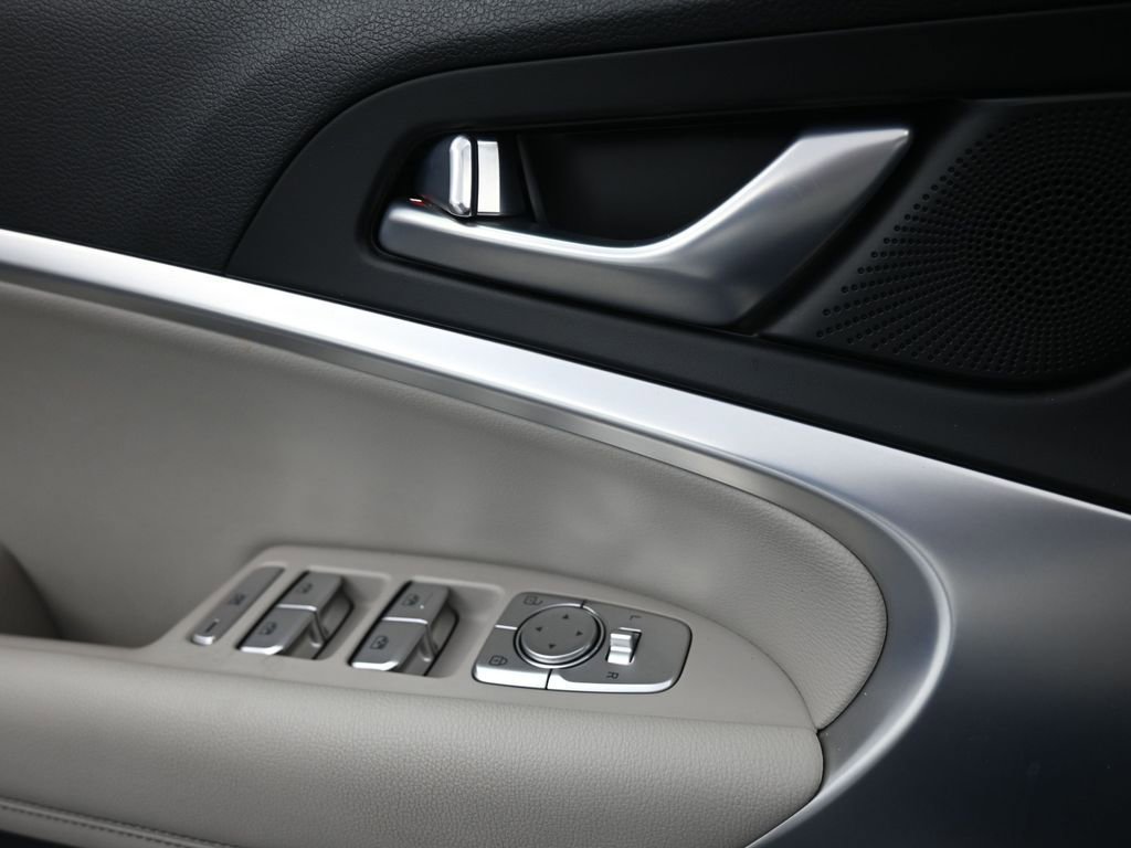 Used 2023 Genesis G70 2.0T image 15