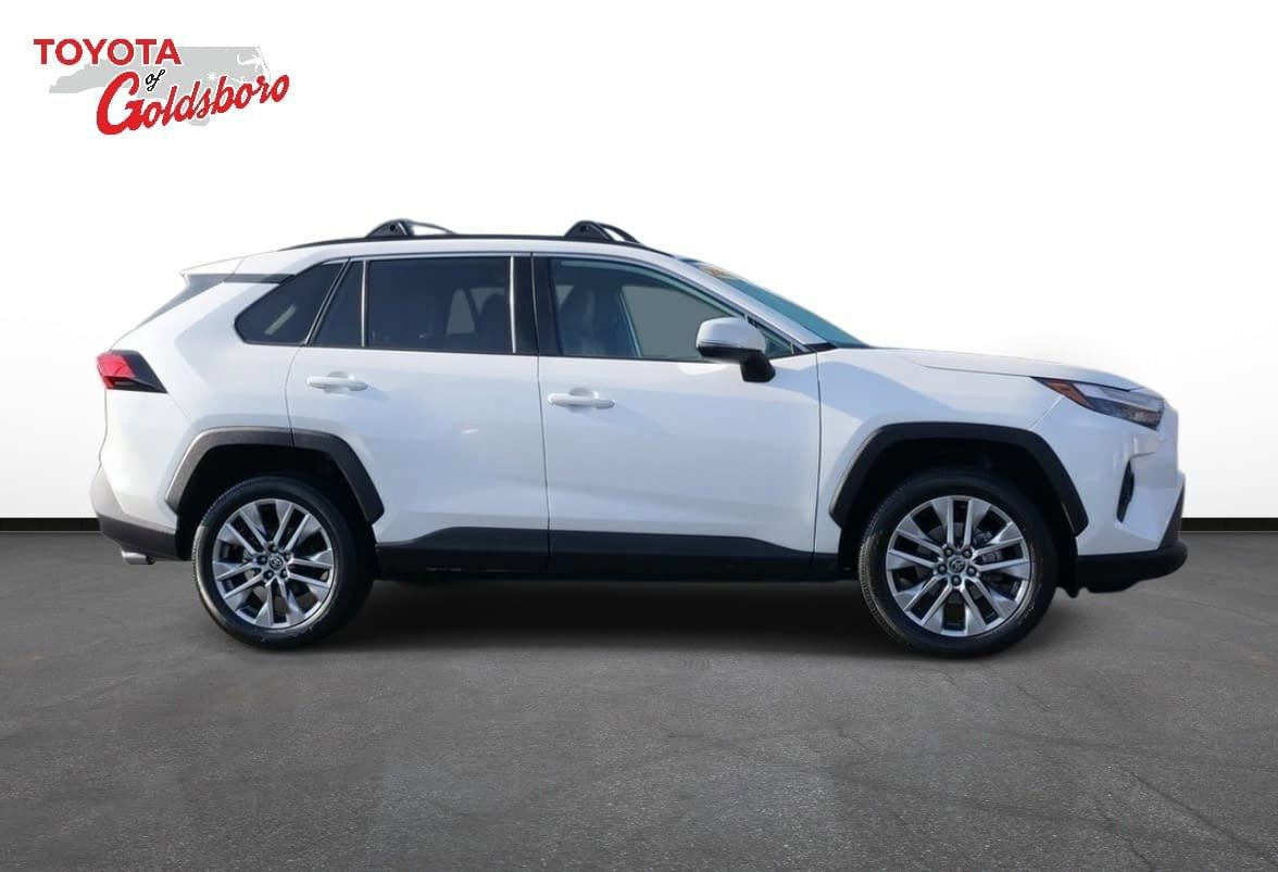 Used 2022 Toyota RAV4 XLE Premium image 5