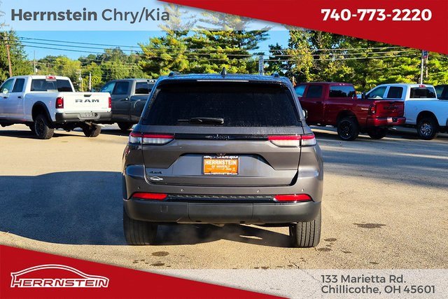 Used 2023 Jeep Grand Cherokee Altitude image 32