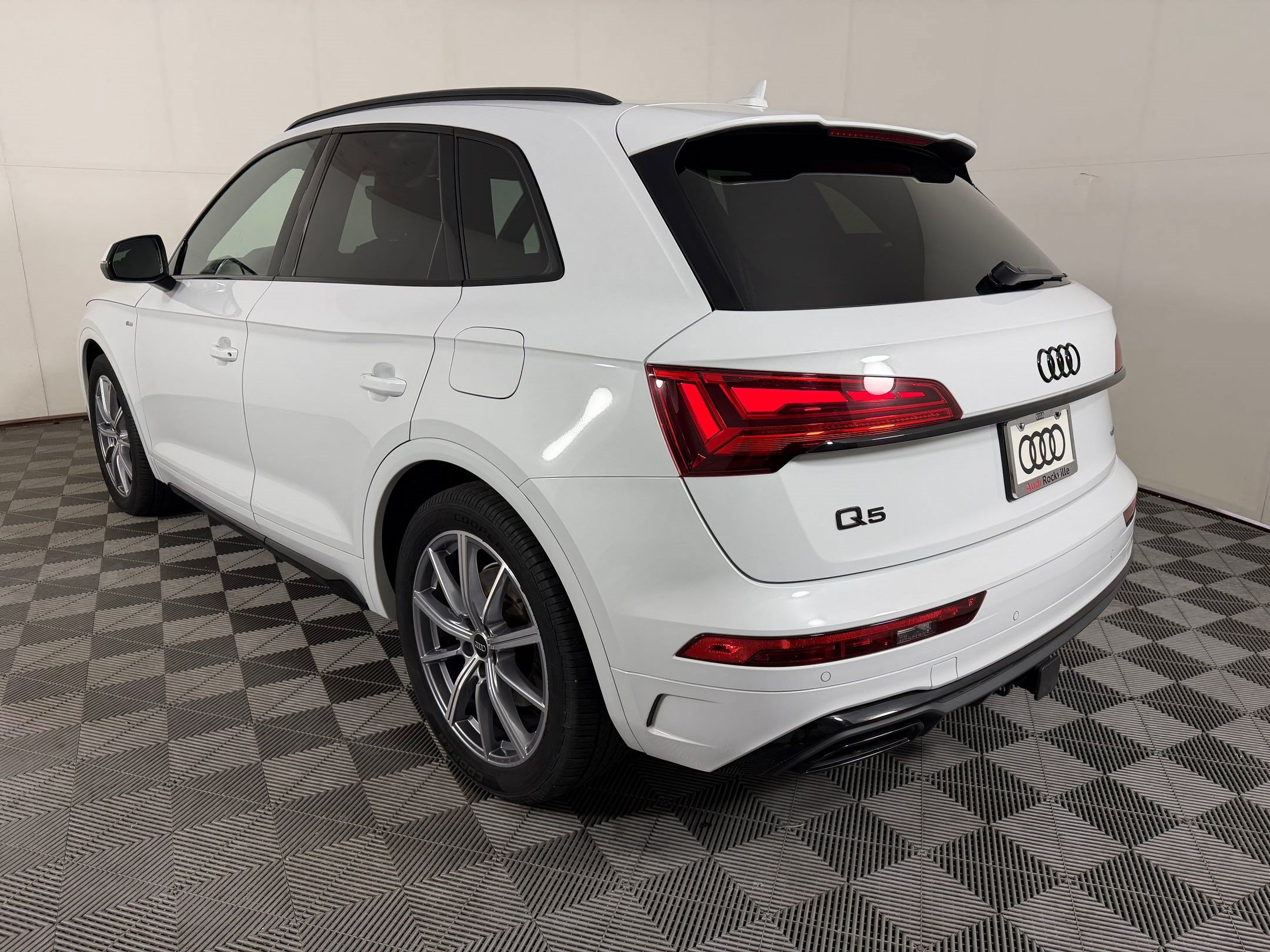 Used 2023 Audi Q5 e Premium Plus w/ Premium Plus Package AWD/4WD image 3
