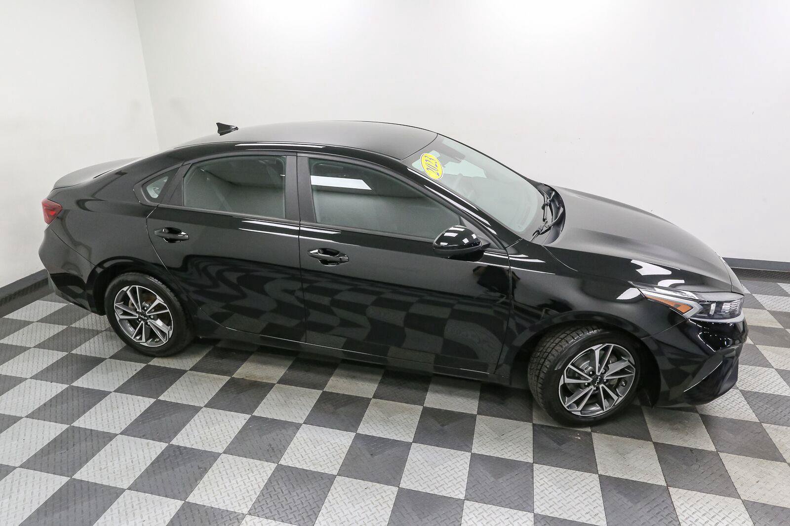 Used 2023 Kia Forte LXS FWD image 5