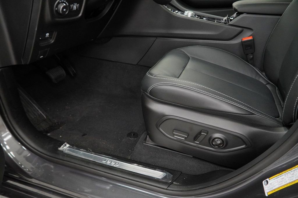 New 2025 Jeep Grand Cherokee L Overland w/ Trailer Tow Package image 30